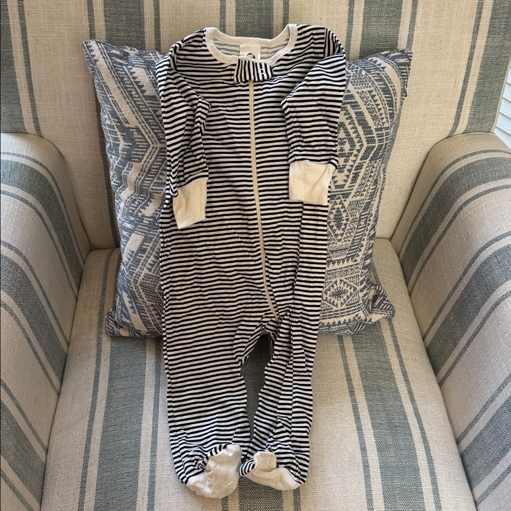 ⛱️2/$5⛱️Gerber Black and White Striped Baby sleeper